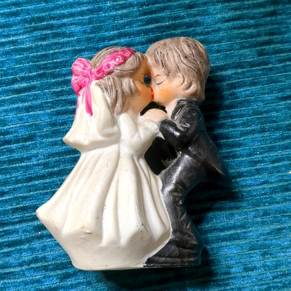 PORCELAIN BRIDE & GROOM CAKE TOPPER